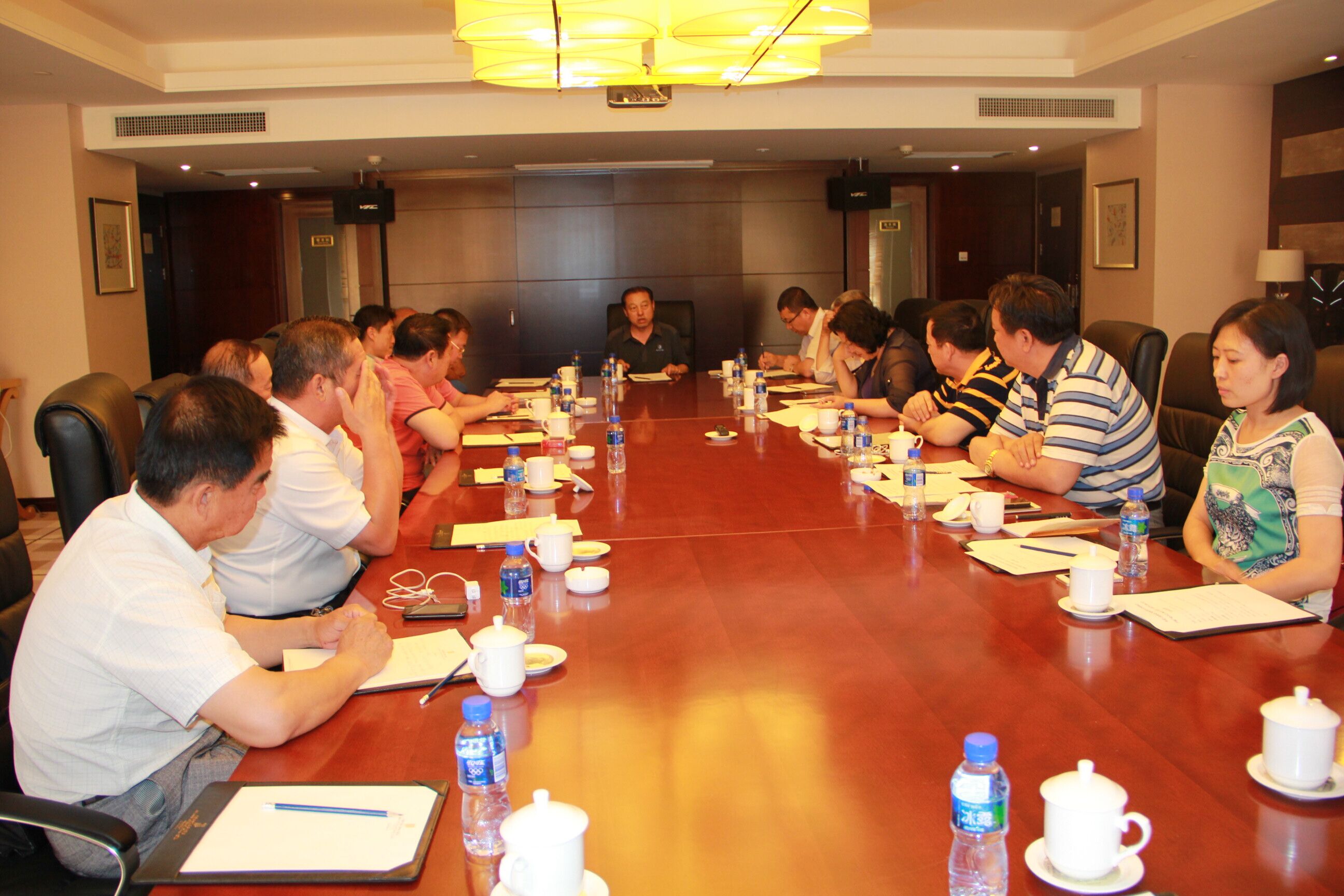 內蒙古農牧業(yè)產(chǎn)業(yè)化龍頭企業(yè)協(xié)會(huì )羊絨產(chǎn)業(yè)分會(huì )2015年第一次會(huì )長(cháng)辦公會(huì )在呼和浩特順利召開(kāi)