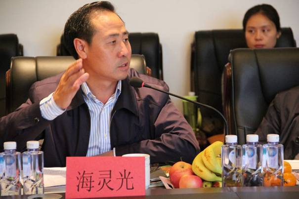 海南省內蒙古商會(huì )會(huì )長(cháng)、內蒙古農牧業(yè)產(chǎn)業(yè)化龍頭企業(yè)協(xié)會(huì )海南辦事處主任海靈光介紹對接情況.JPG